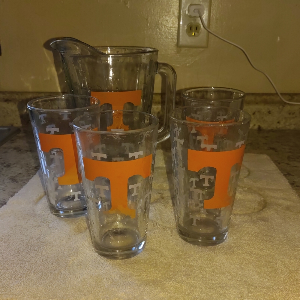 Glass pitcher with cups